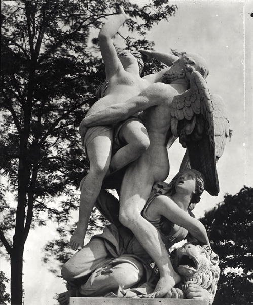 A Szaturnusz elrabolja Cybele, a Föld allegóriája, 1675-80 körül, a párizsi Jardin des Tuileries-ben fényképezte Adolphe Giraudon (1849-1929) (márvány) (f/w fotó) alkotó: Thomas Regnaudin