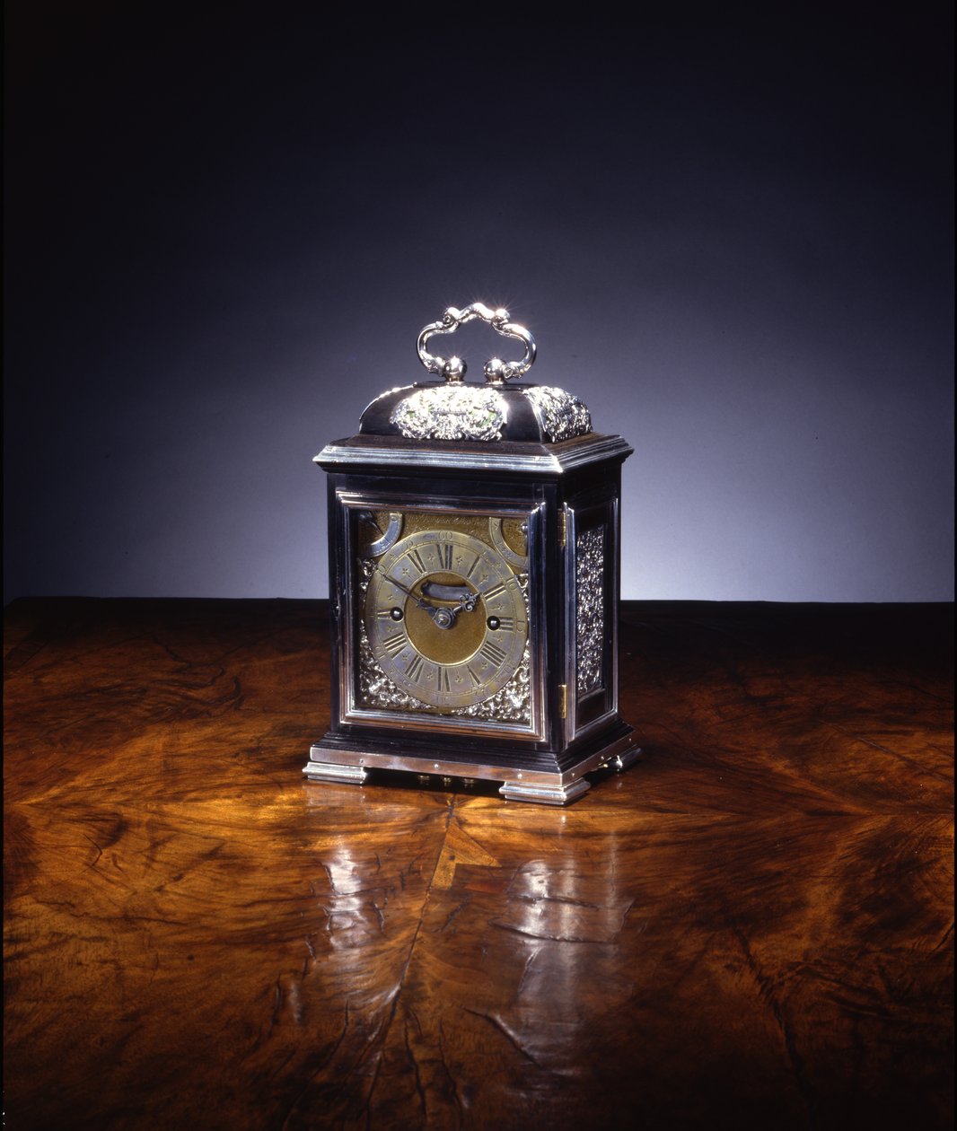 Miniatűr feltűnő konzolos óra, sz. 222, 1695 körül (ezüst és ébenfa) (lásd még: 834229-32) alkotó: Thomas Tompion