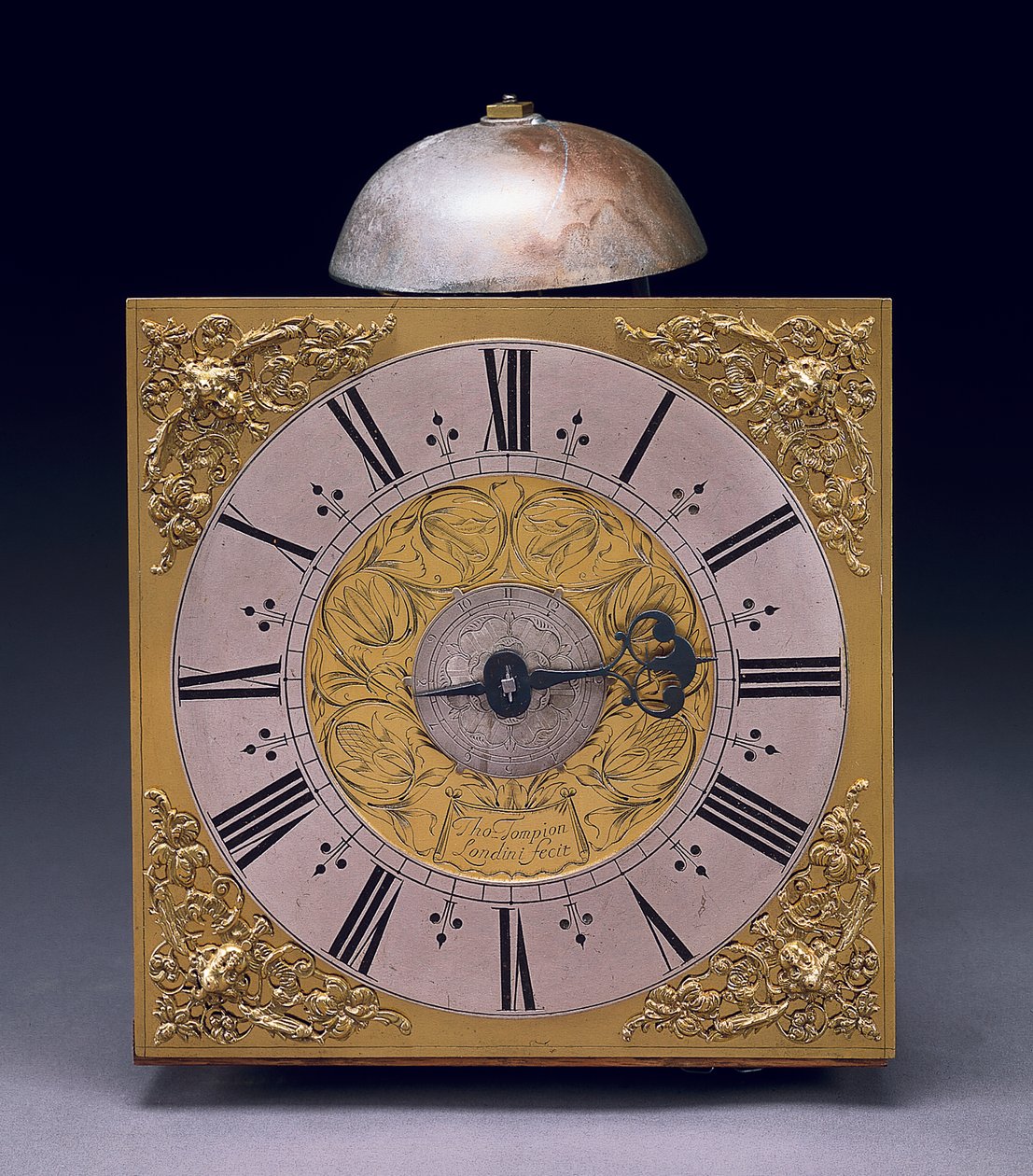 Egy II. Károly harmincórás hosszú tokos óra négyzet alakú számlapja, 1680 körül (vegyes technika) alkotó: Thomas Tompion