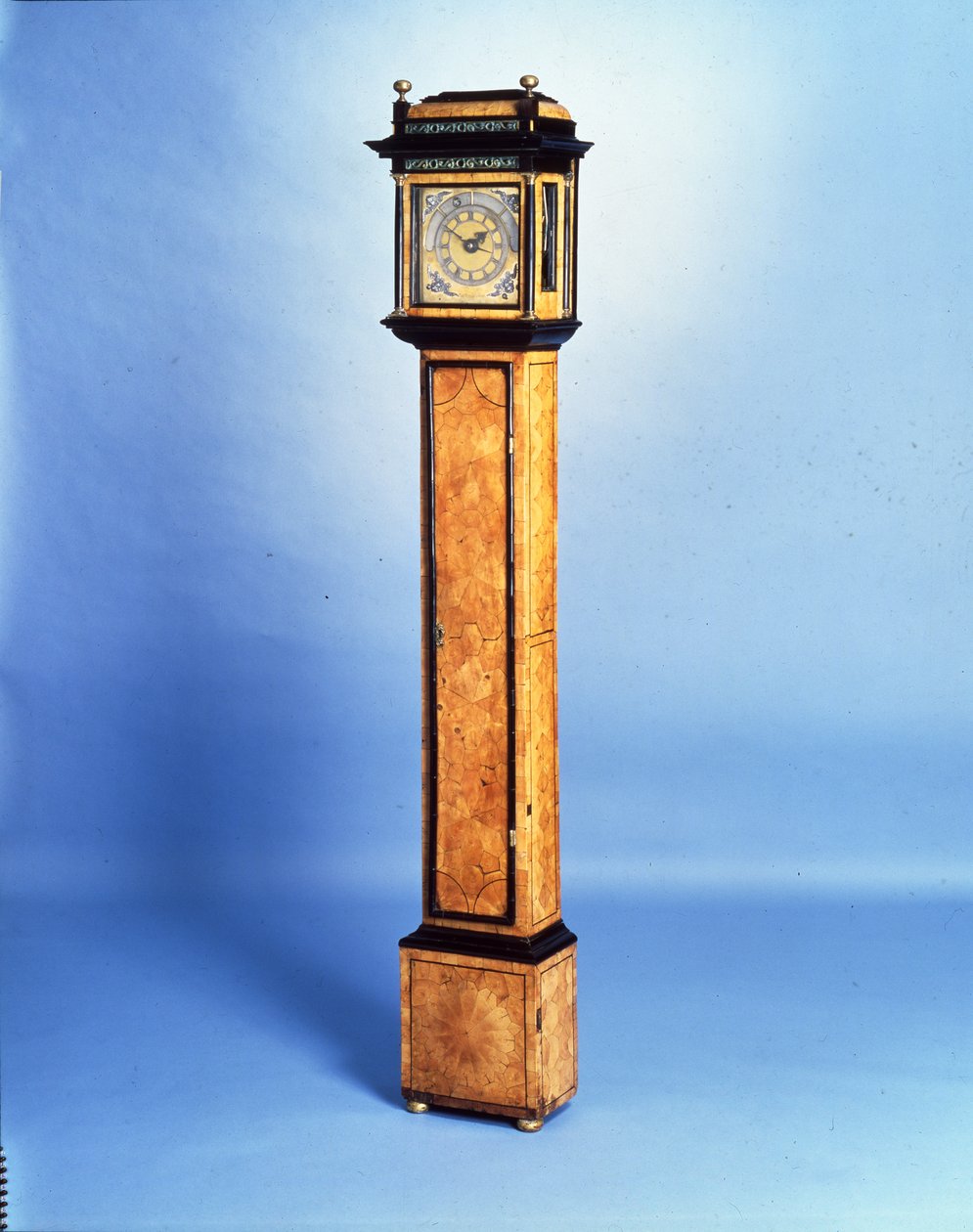 A Boxwood Tompion éjszakai óra, 1678-80 körül (pukszfa és ébenfa) alkotó: Thomas Tompion