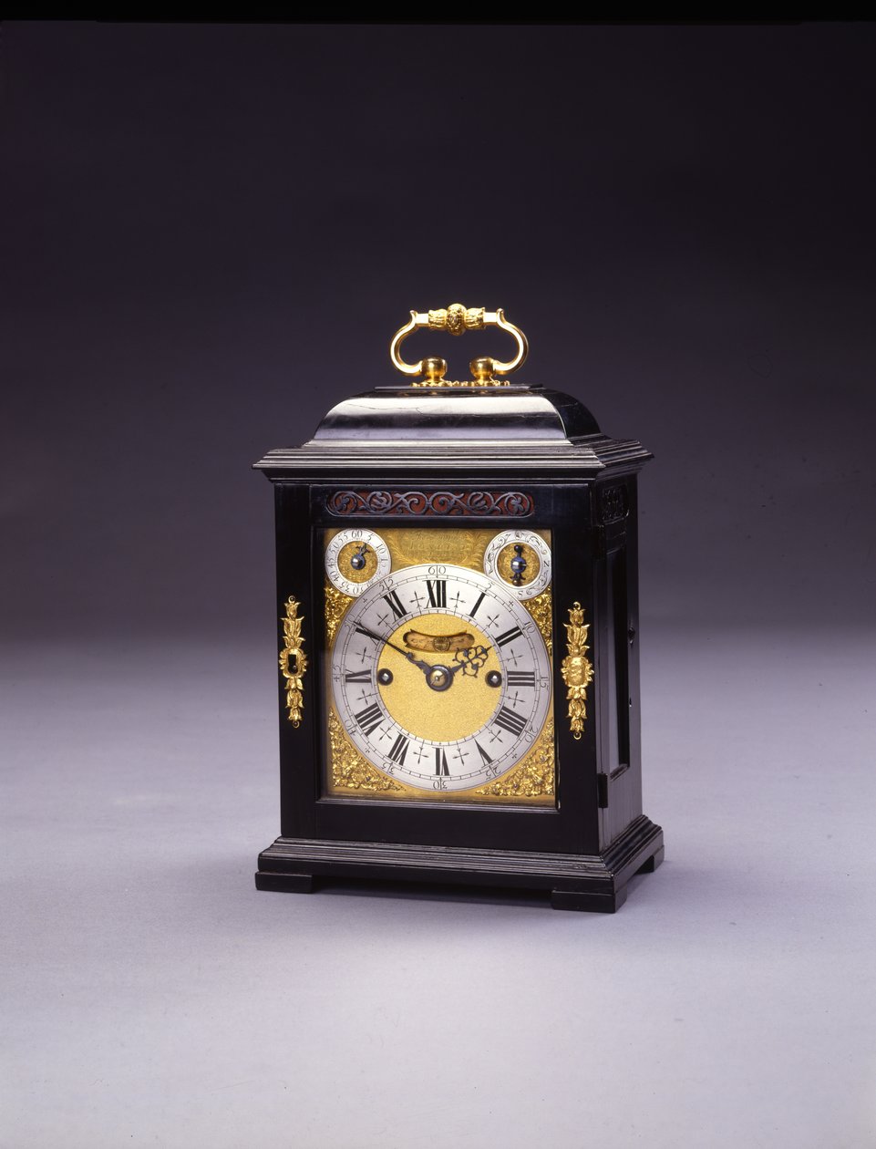 William és Mary miniatűr feltűnő konzolos óra, sz. 226, 1690-95 körül (ébenfa és fém) alkotó: Thomas Tompion