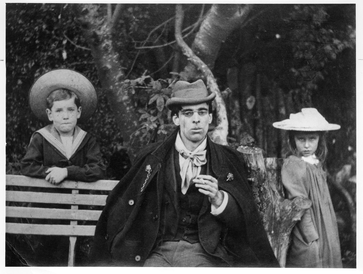 William Butler Yeats (1865-1939) Charles és Thea Rolleston társaságában, 1894 (bw fotó) alkotó: Thomas William Hazen Rolleston