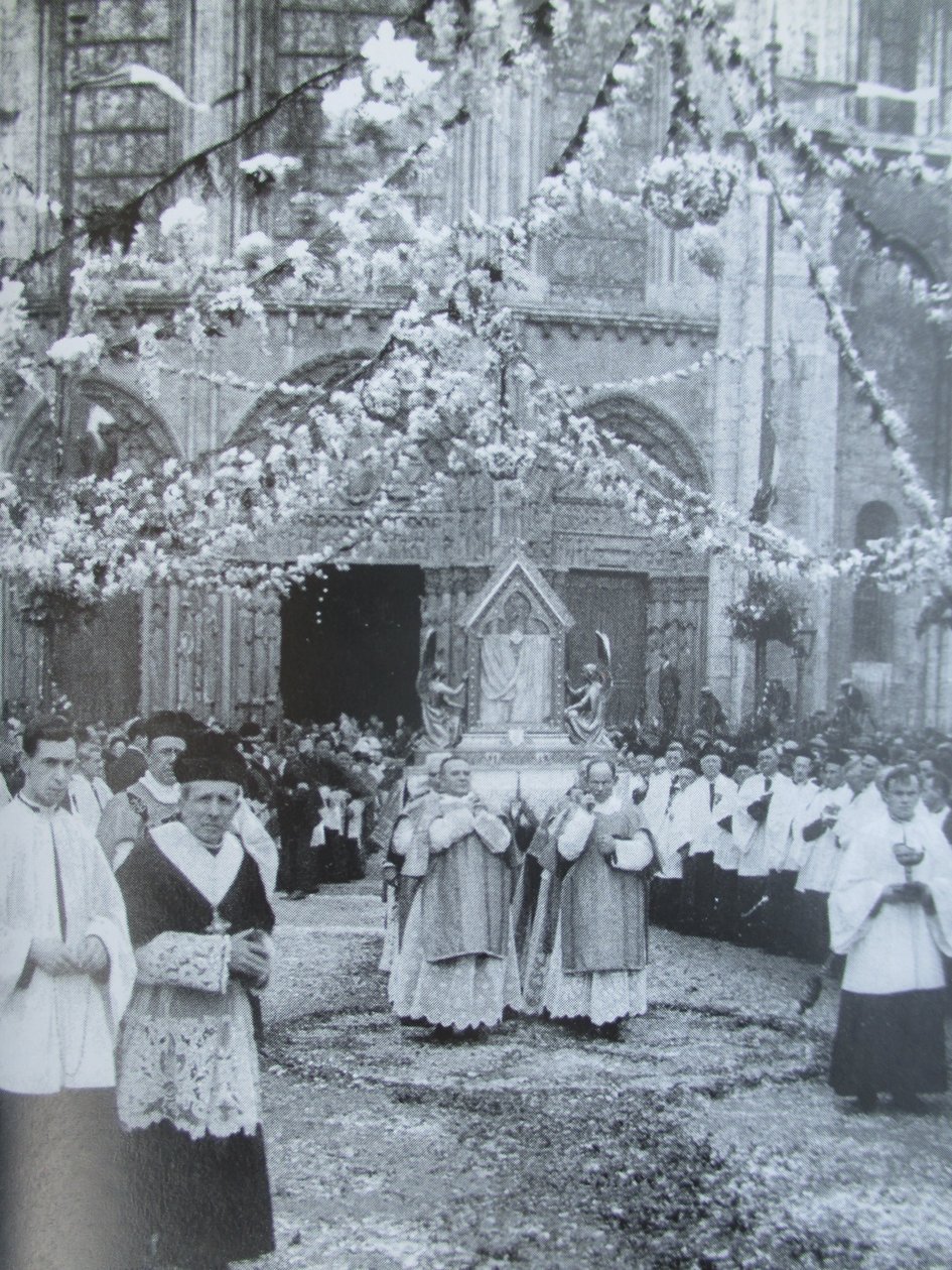 A Szűz fátyol felvonulása a Notre-Dame de Chartres katedrális királyi portálja előtt.) alkotó: Thomon
