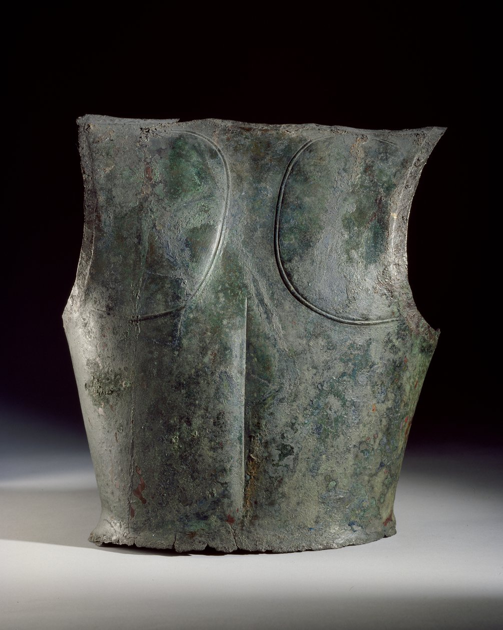 A Dalboki sírban talált lövészhátlap (bronz) alkotó: Thracian