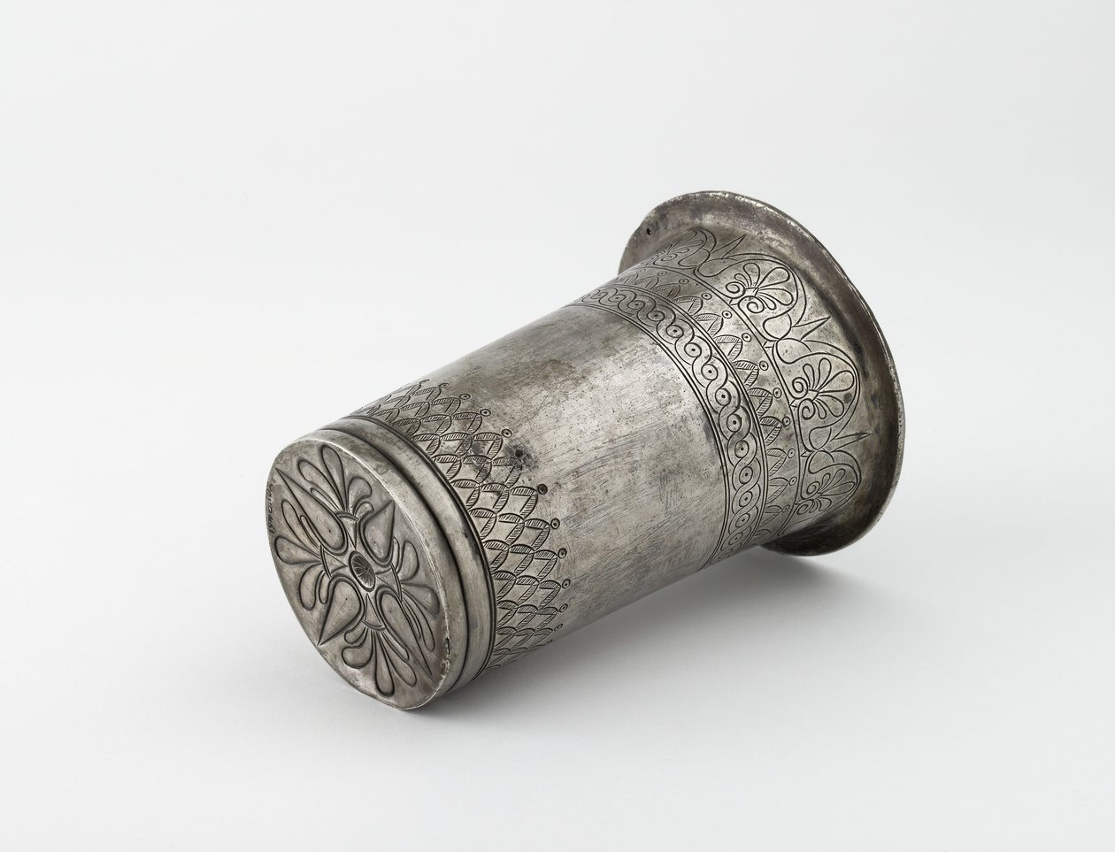 Ezüst pohár bekarcolt díszítéssel, Kr.e. 5. század (ezüst) alkotó: Thracian