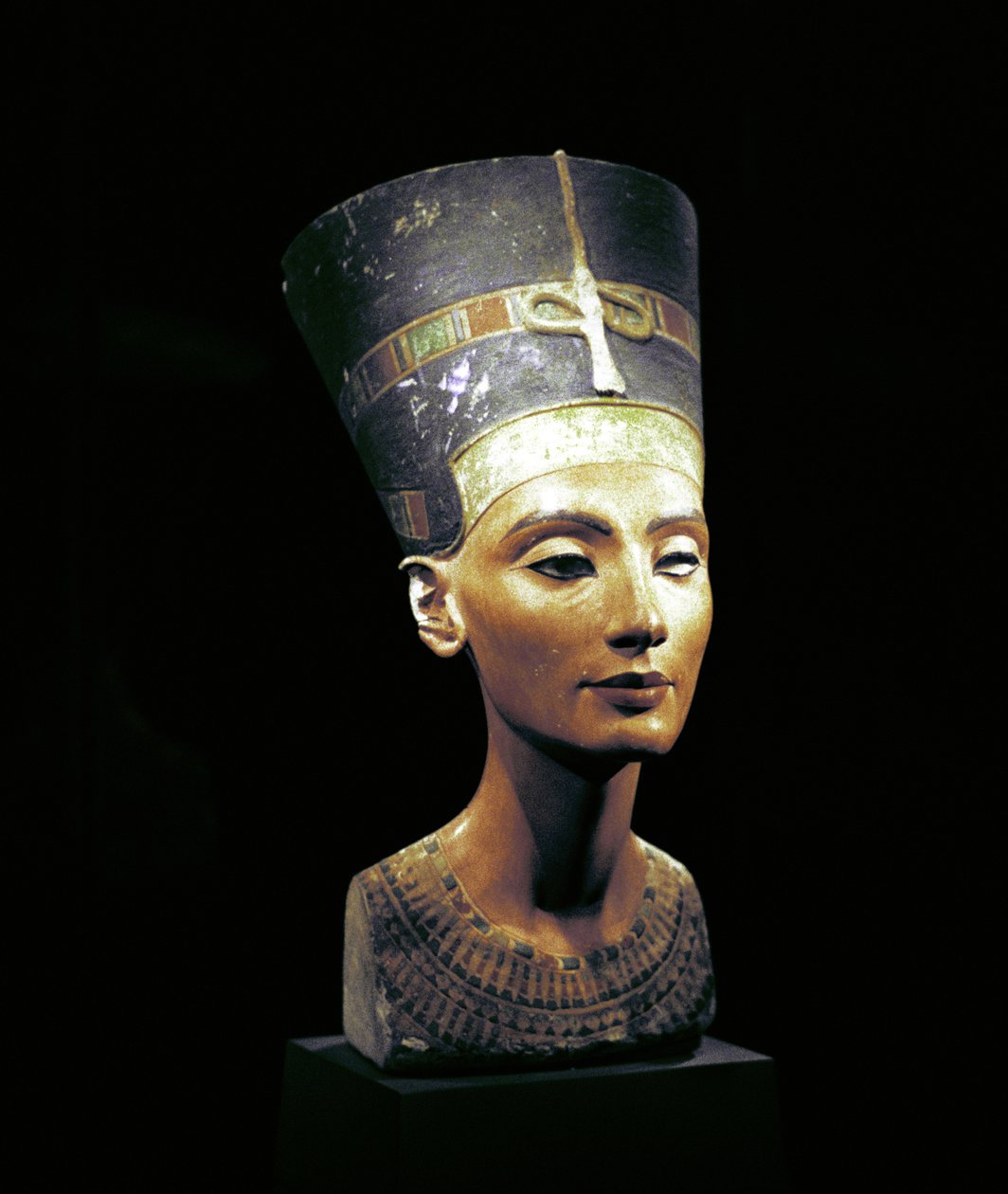 Nefertiti mellszobra (Kr. e. 1370-től 1330-ig) Ehnaton egyiptomi fáraó nagy királyi felesége (fő hitvese). Nefertiti és férje a vallási forradalomról voltak ismertek. Egyetlen istent kezdtek imádni, Atont, a napkorongot. alkotó: Thutmose Thutmose