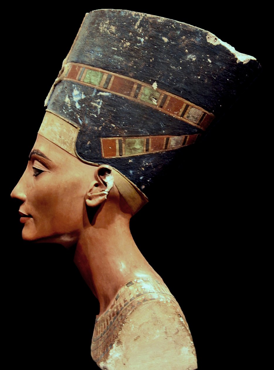 Nefertiti mellszobra_ (jobbra) alkotó: Thutmose Thutmose