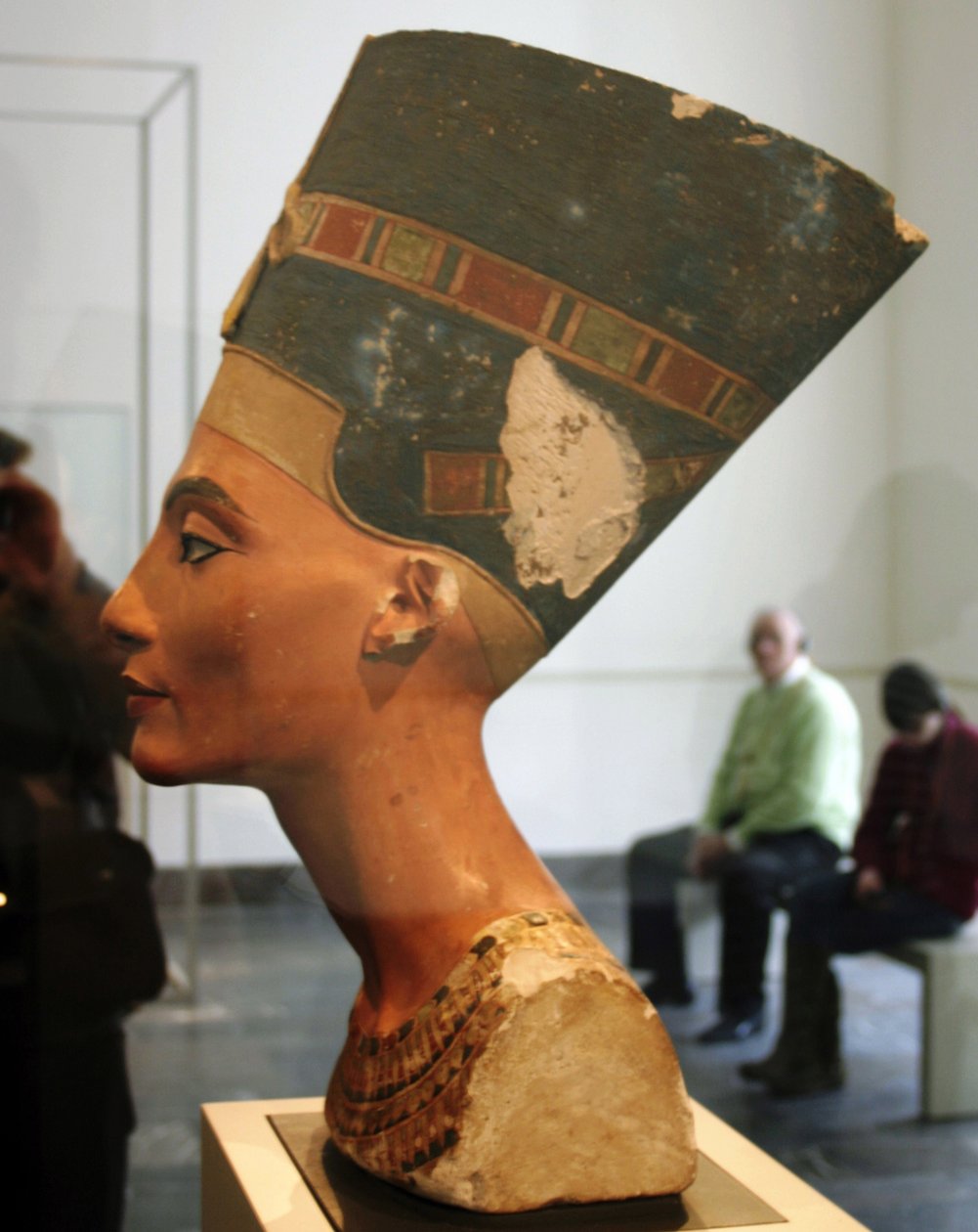 Nefertiti (Kr. e. 14. század) Ehnaton fáraó királynőjének portrés mellszobra a Berlini Altes Múzeum Egyiptomi Múzeumában. alkotó: Thutmose Thutmose