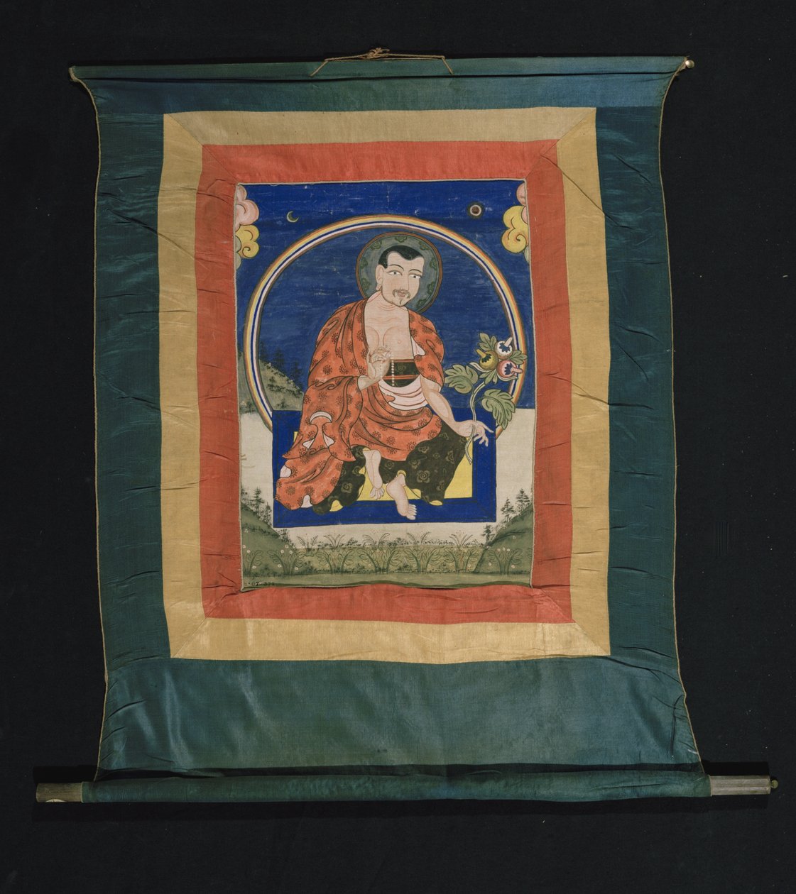 Thangka festmény, amely Arhatot szerzetesi köntösben ábrázolja, jobb kezében mala imagyöngyöket, bal kezében pedig egy növény szárát levelekkel és három virággal, 1700-1825 alkotó: Tibetan School