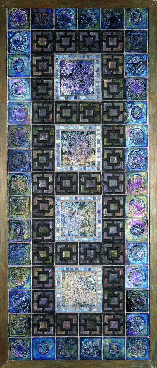 Egy Favrile üveglappanel virágokkal és geometrikus mintákkal öntve, XX. század alkotó: Tiffany Studios