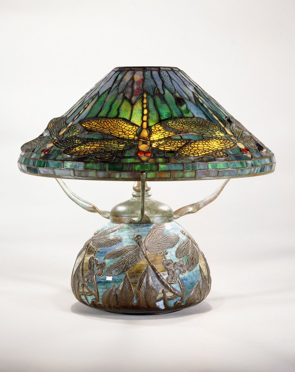 Egy Tiffany Studios sárkányrepülő asztali lámpa alkotó: Tiffany and Company