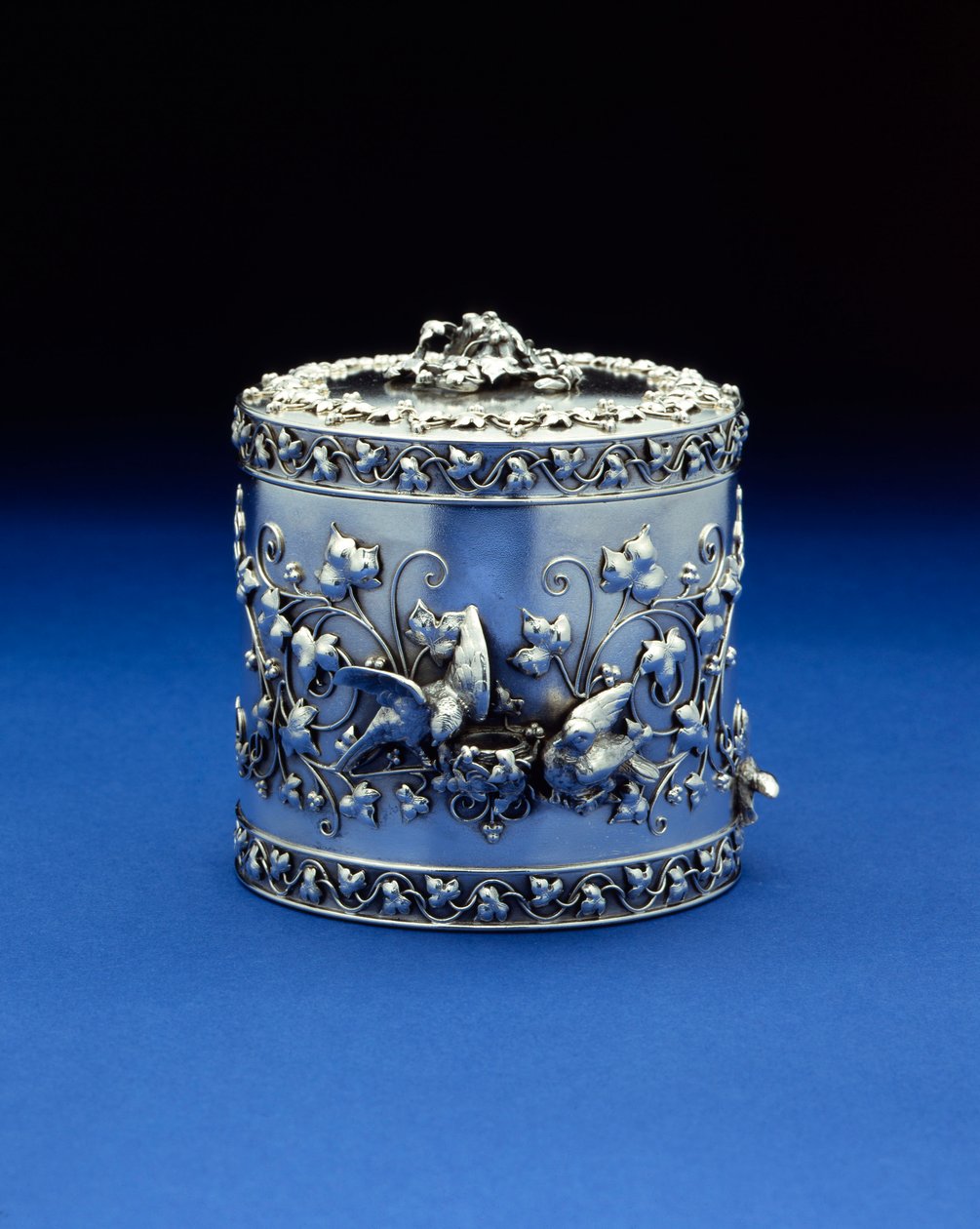 Egy hengeres doboz a Tiffany & Co-tól, 1870-185 körül (ezüst) alkotó: Tiffany and Company