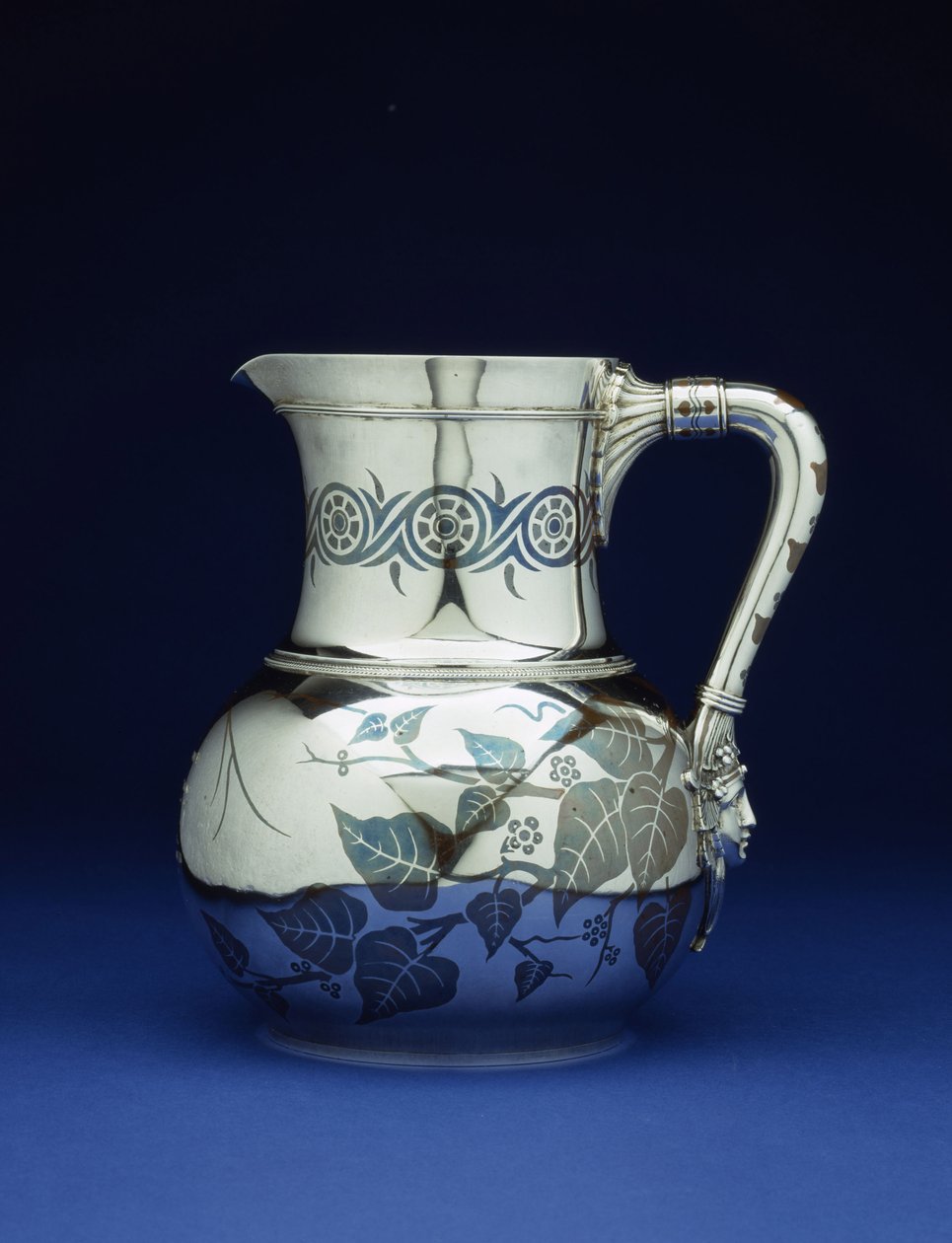 Egy kevert fém kancsó a Tiffany & Co-tól, New York, 1877 körül alkotó: Tiffany and Company