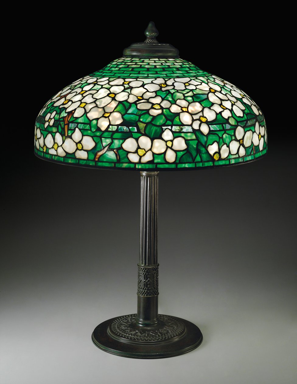 Dogwood asztali lámpa, 1910 körül (ólomüveg és bronz) alkotó: Tiffany and Company