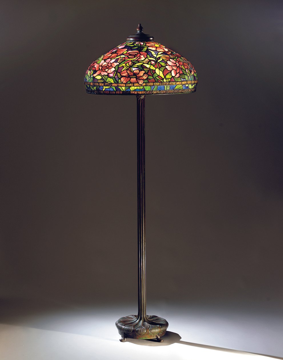 Bazsarózsa állólámpa, 1910 körül (ólmozott üveg és bronz) (lásd még: 2632436) alkotó: Tiffany and Company