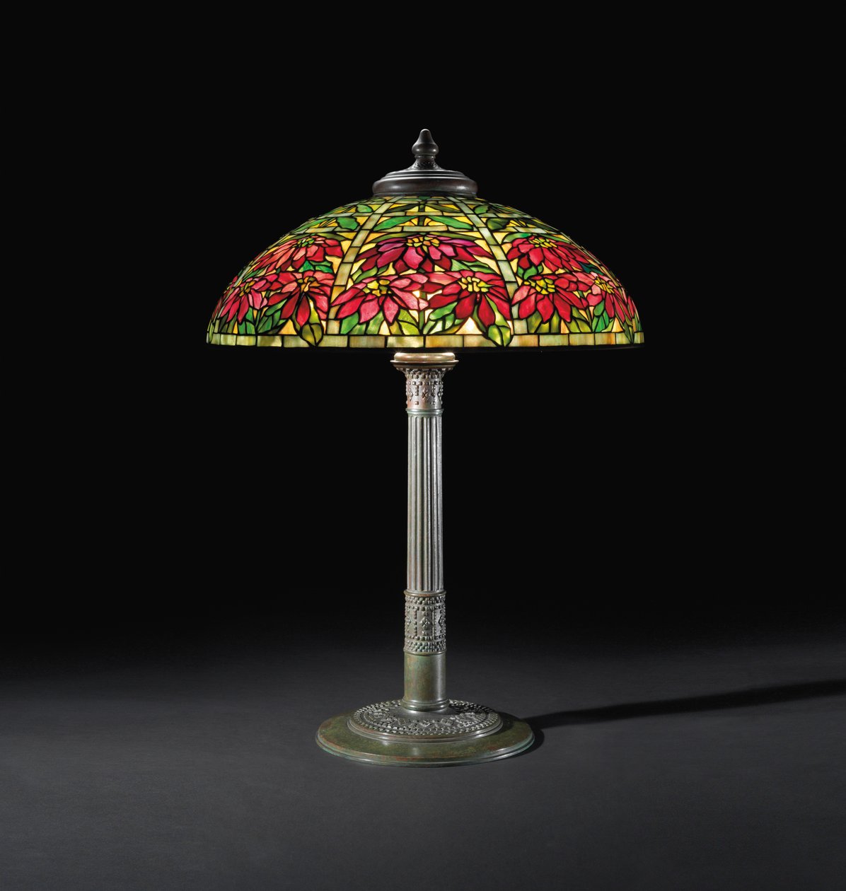 Mikulásvirág asztali lámpa, 1910 körül (ólomüveg és bronz) alkotó: Tiffany and Company