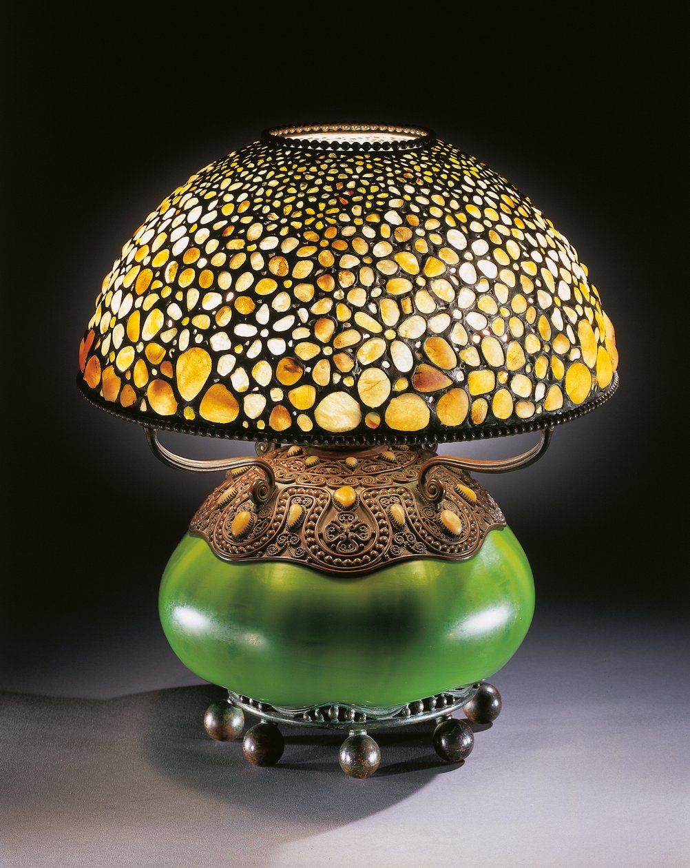 Ritka "Pebble" asztali lámpa, 1906 körül (ólmozott üveg, kő, bronz és fúvott üveg) alkotó: Tiffany and Company