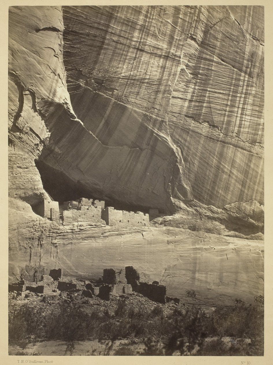 Ősi romok a Canyon de Chellyben, N.M., egy fülkében, 50 lábbal a jelenlegi Canyon-ágy felett, 1873 alkotó: Timothy OSullivan