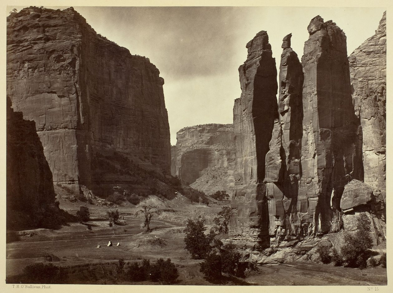 Cañon de Chelle, a Grand Cañon falai, kb. 1200 láb magasak. alkotó: Timothy O