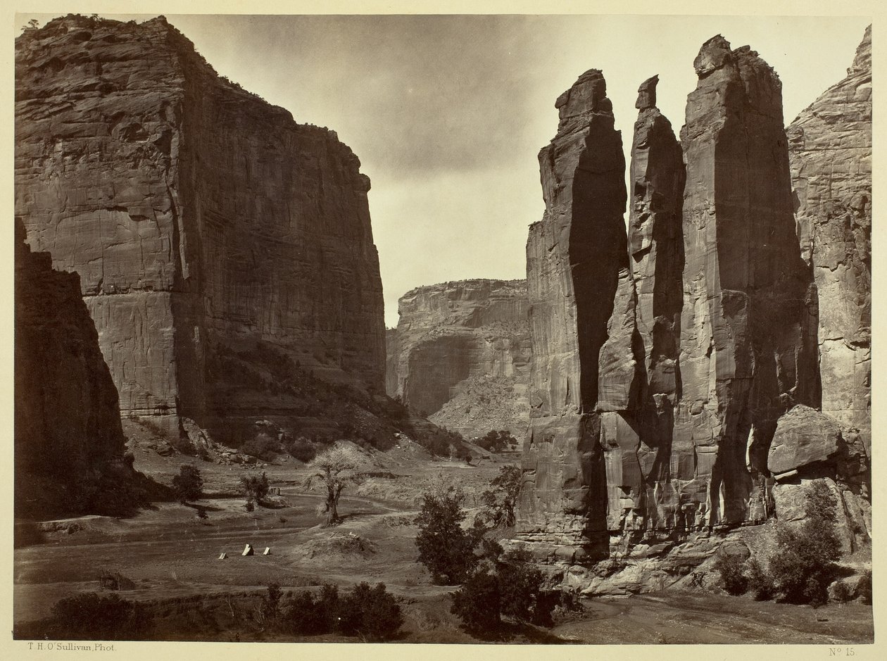 Cañon de Chelle, a Grand Cañon falai, kb. 1200 láb magasak. alkotó: Timothy O
