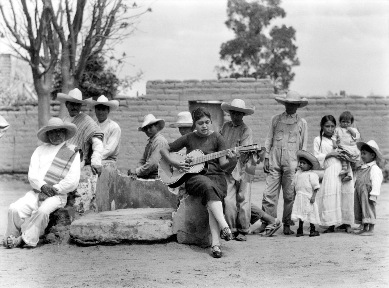 Concha Michel Campesinosszal, Mexikó, 1927 körül alkotó: Tina Modotti