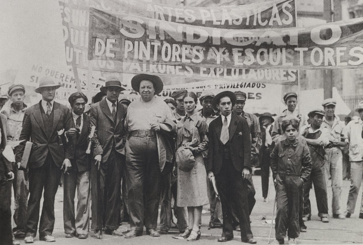 Diego Rivera és Frida Kahlo a május elsejei parádén, Mexikóváros, 1929. május 1. alkotó: Tina Modotti