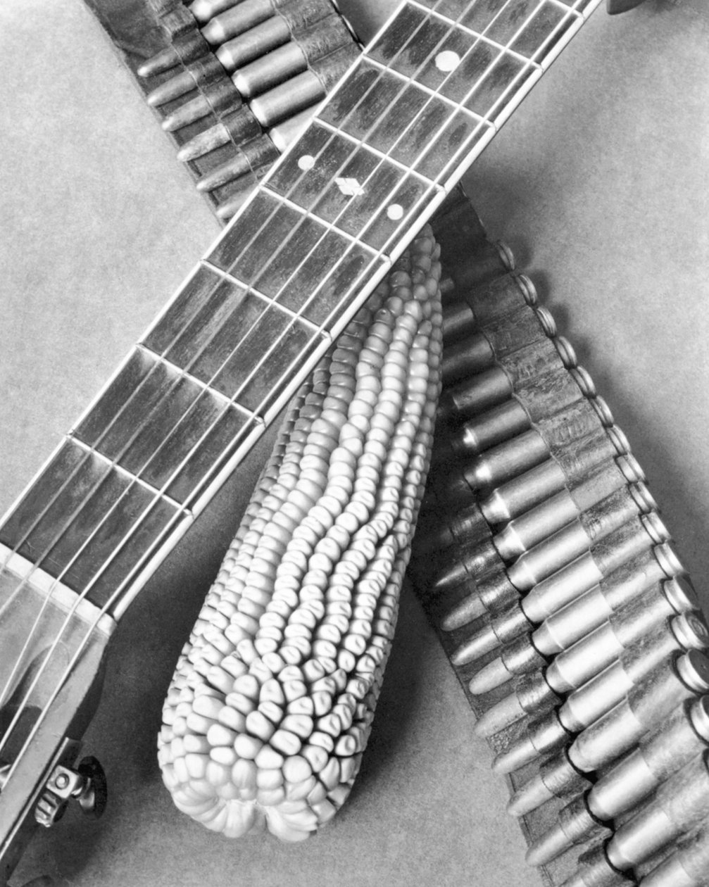 Mexikói forradalom, gitár, kukorica és lőszeröv, Mexikóváros, 1927 alkotó: Tina Modotti