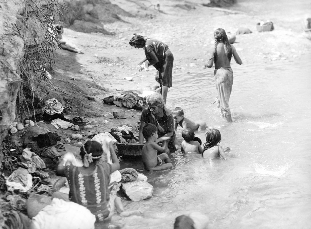 Mosás a folyónál Tehuantepec közelében, Mexikóban, 1929 alkotó: Tina Modotti