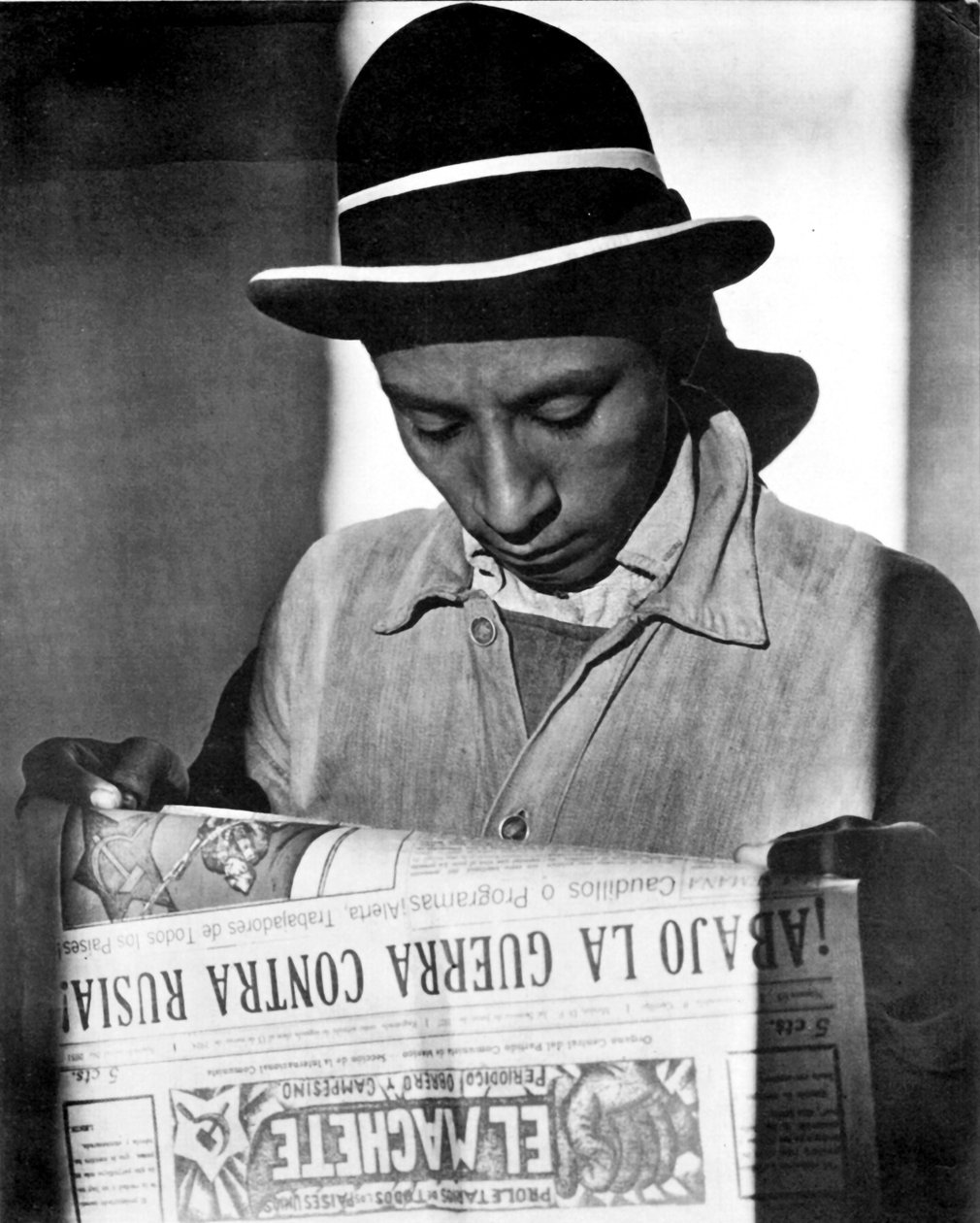 Munkás El Machete-t olvas, Mexikóváros, 1925 alkotó: Tina Modotti