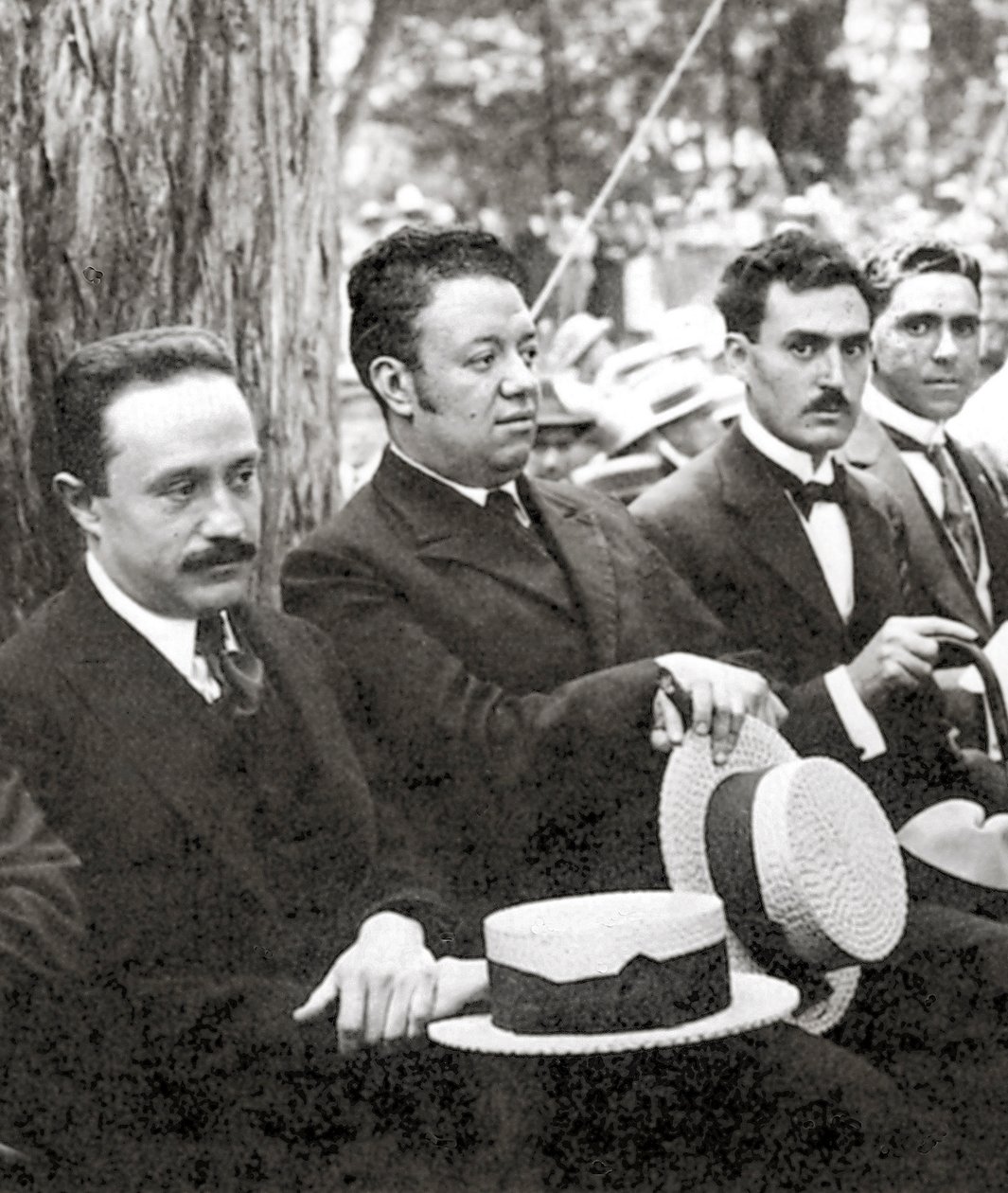 Jose Vasconcelos és Diego Rivera egy szabadtéri rendezvényen a Chapultepec Parkban, Mexikóvárosban, 1921 alkotó: Tina Modotti