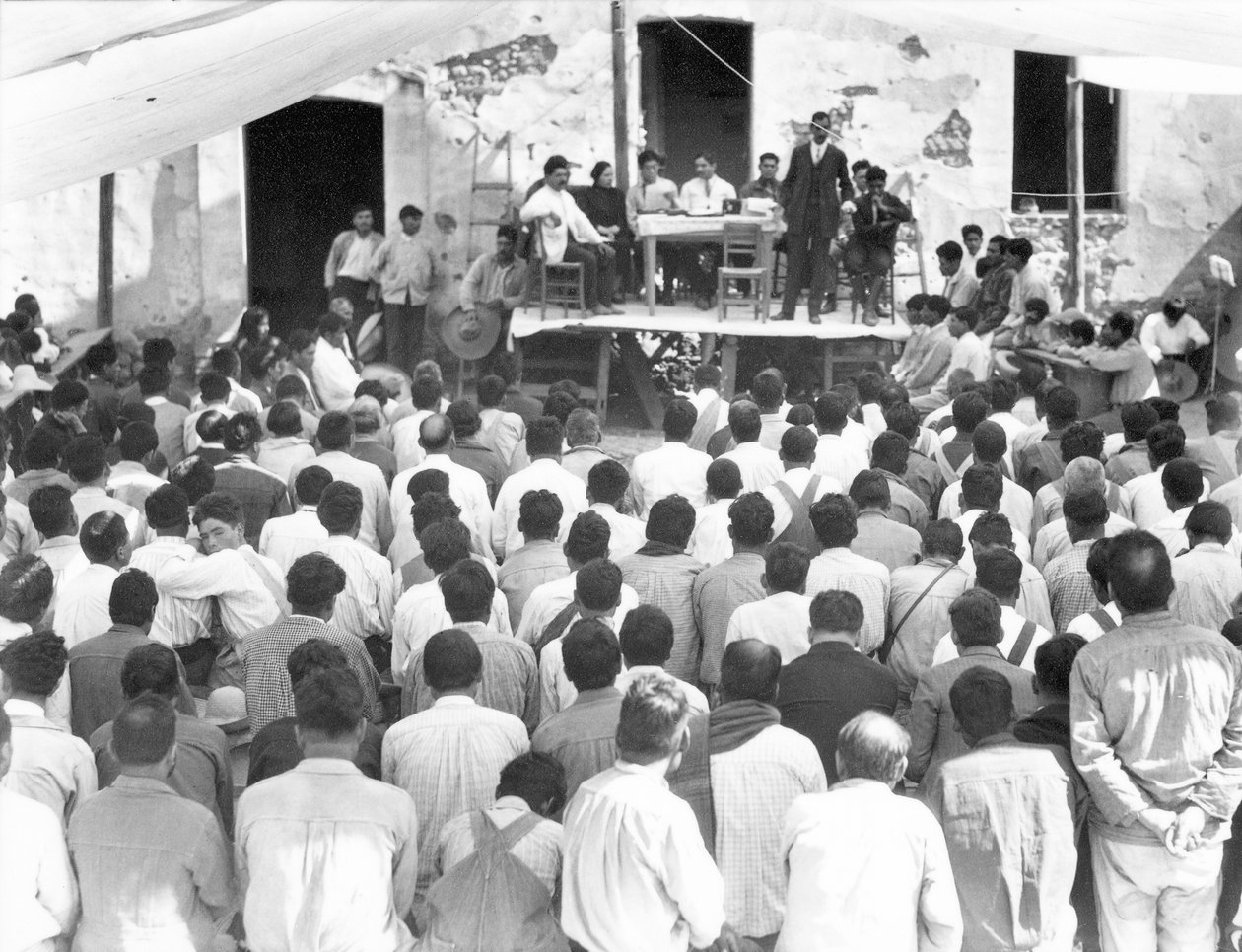 Campesinók találkozója: Xavier Guerrero és Julio Antonio Mella, Jalapa, Mexikó, 1927. alkotó: Tina Modotti