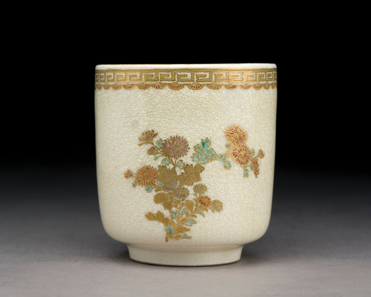 Pohár krizantémokkal, Kumamoto kemence, Meiji-korszak, 1900 körül (kerámia) alkotó: Tokozan