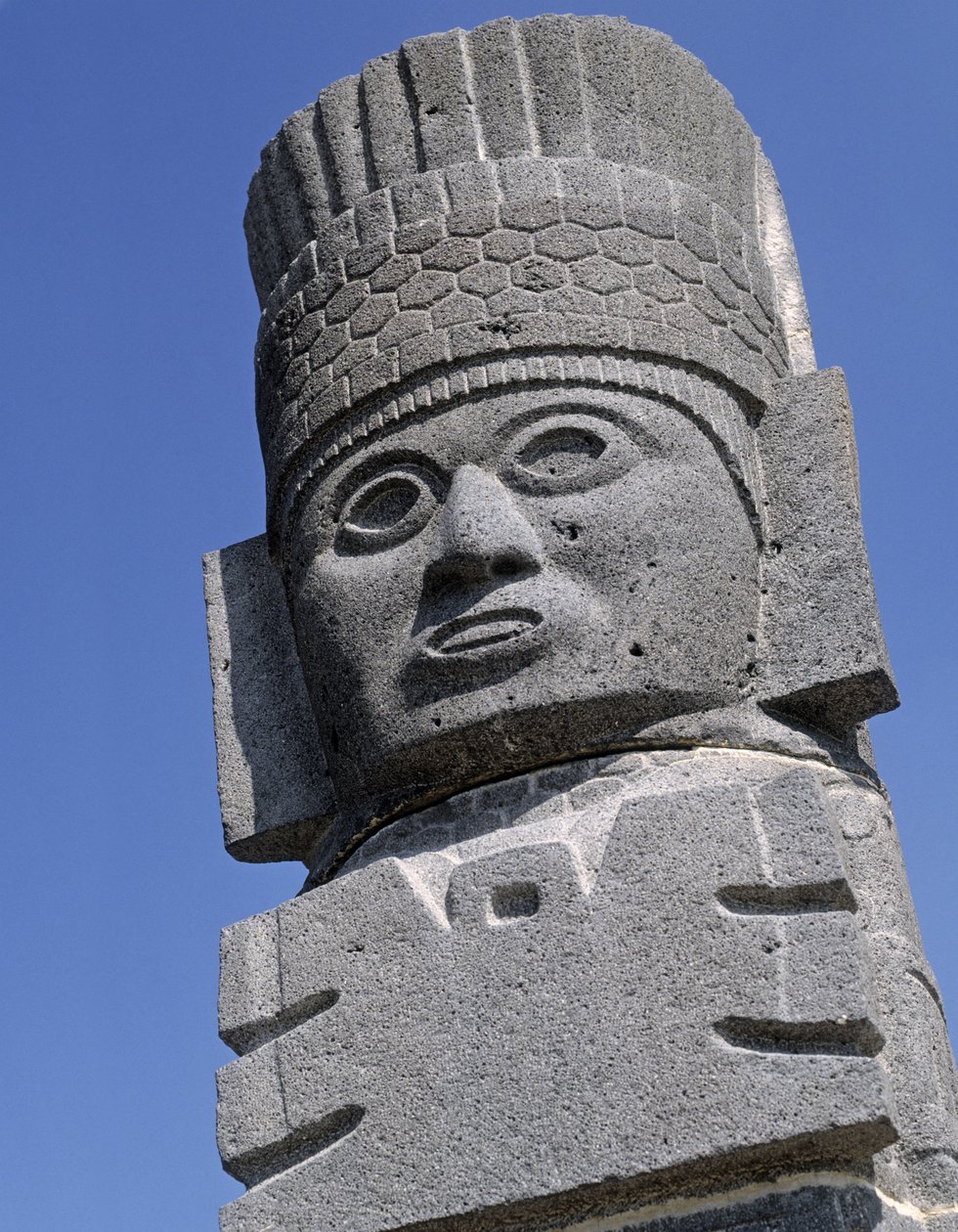 Közelkép egy „Atlante” figuráról a Tlahuizcalpantecuhtli piramison alkotó: Toltec