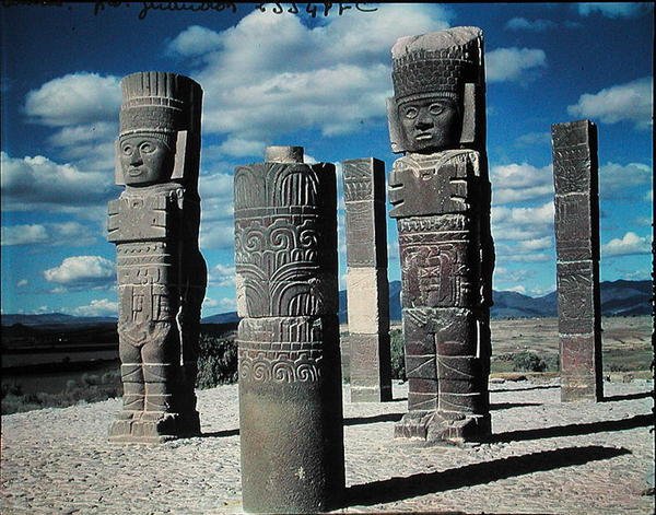 Az atlantiszi oszlopok a B piramis tetején, Kolumbusz előtt alkotó: Toltec
