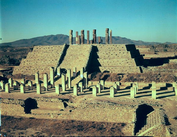 Kilátás a B piramisra alkotó: Toltec