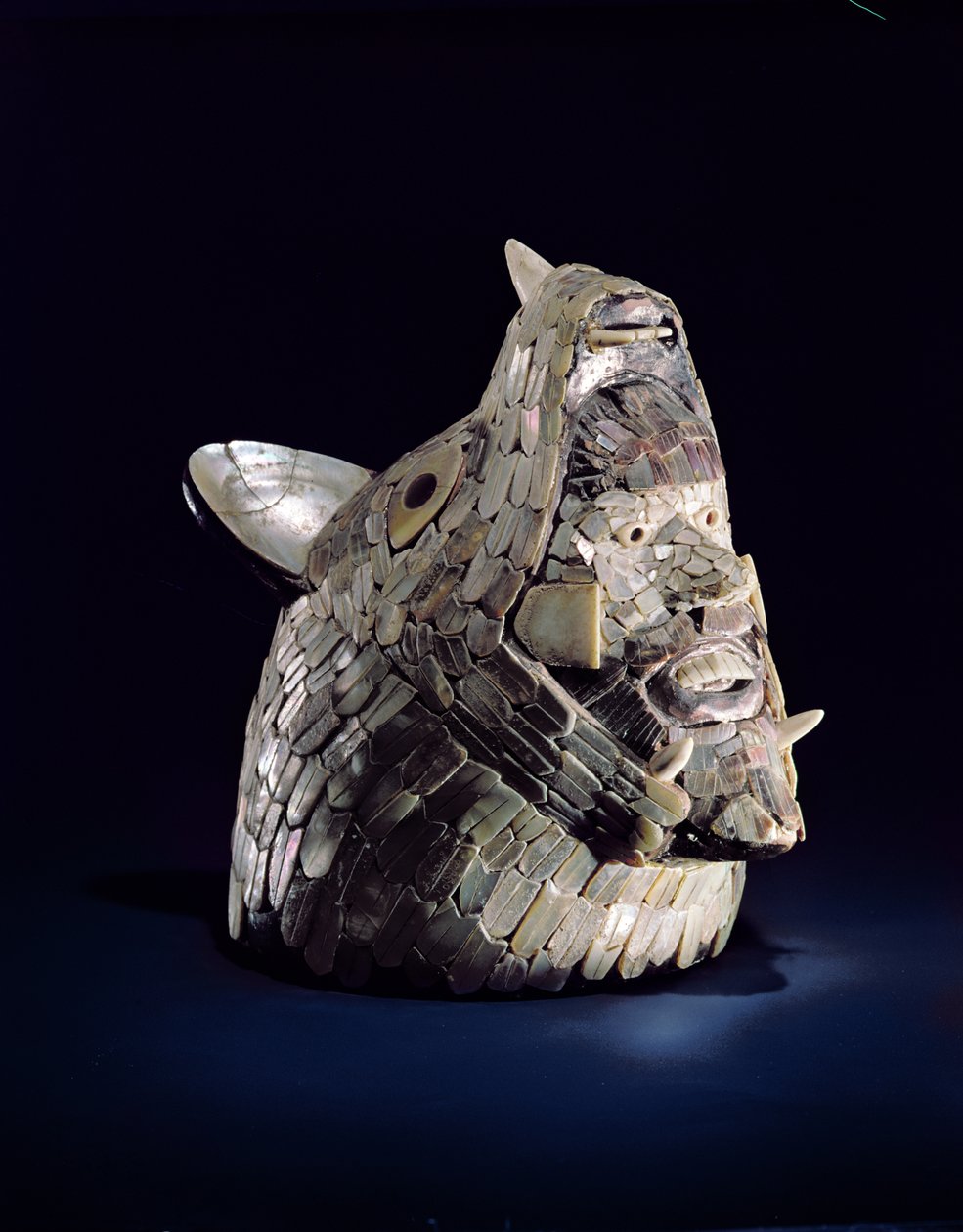 Állatfej emberi fejjel a nyitott állkapocsban, Tula, Hidalgo, Mexikó, kora posztklasszikus (900-1250) (gyöngyházmozaikos kerámia). alkotó: Toltec