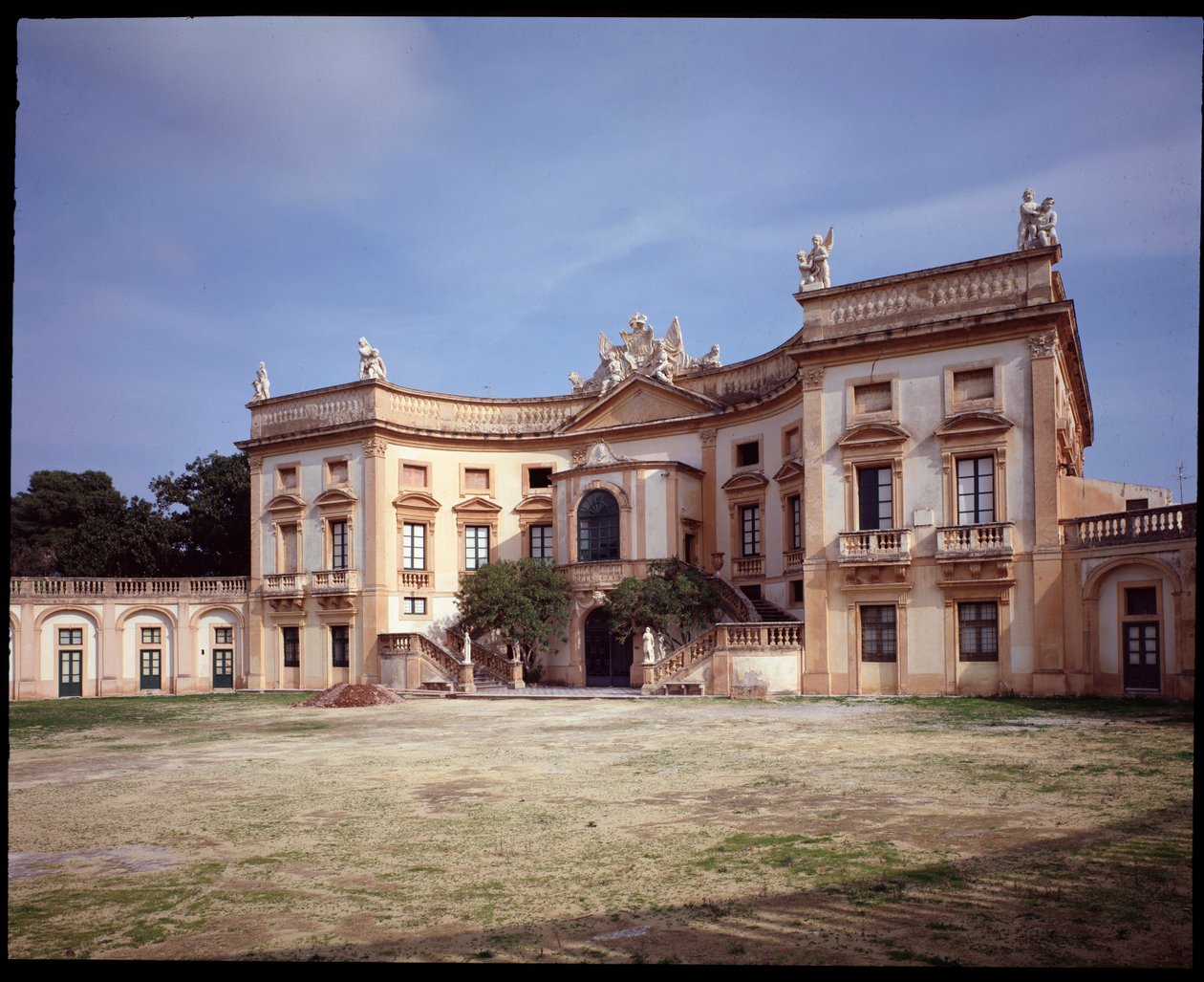 A Villa Valguarnera külső képe alkotó: Tommaso Maria Napoli