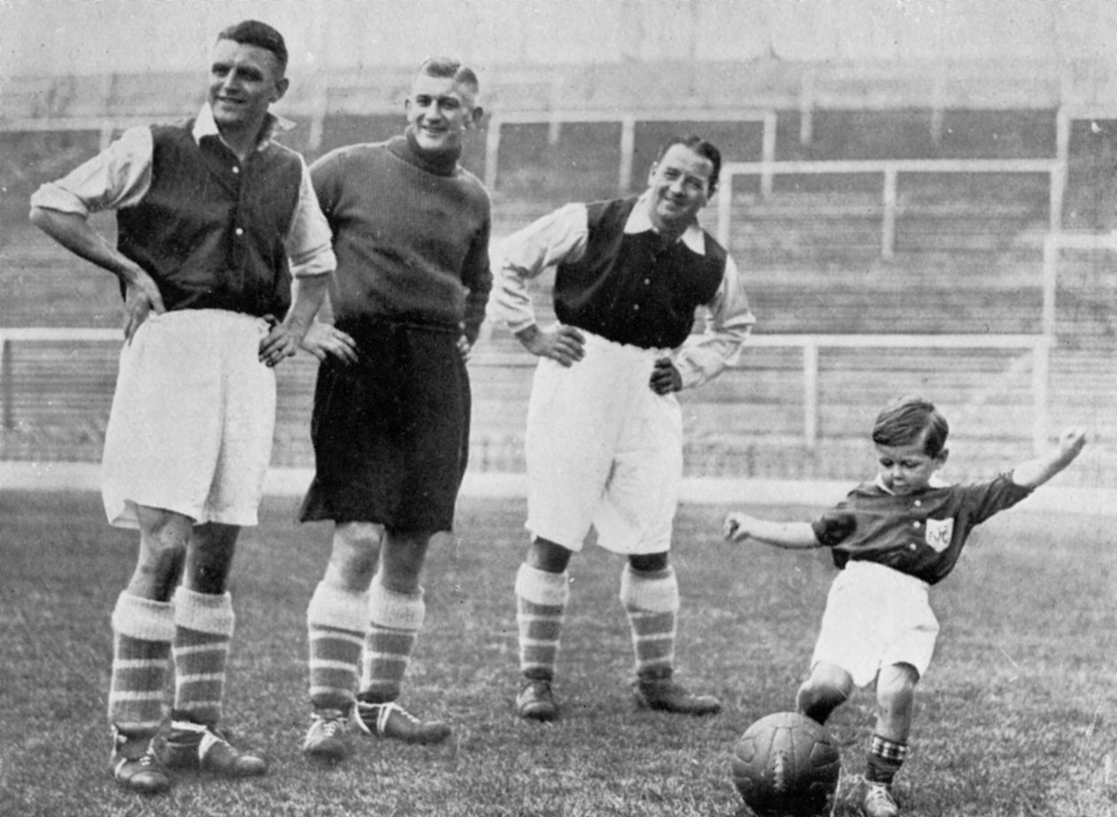 A fiatal Tony Hapgood bemutatja tudását a londoni Highburyben, c1933-c19375 alkotó: Topical Press Agency