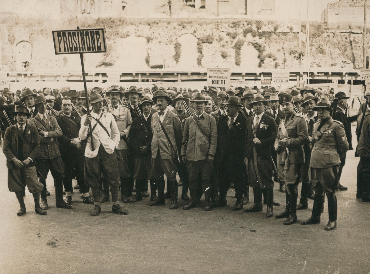 "MVSN- Blackshirts" album: Frosinone vadászok puskával felfegyverkezve, a nápolyi erdészeti milícia két tisztjével (f/w fotó) alkotó: Troncone Troncone