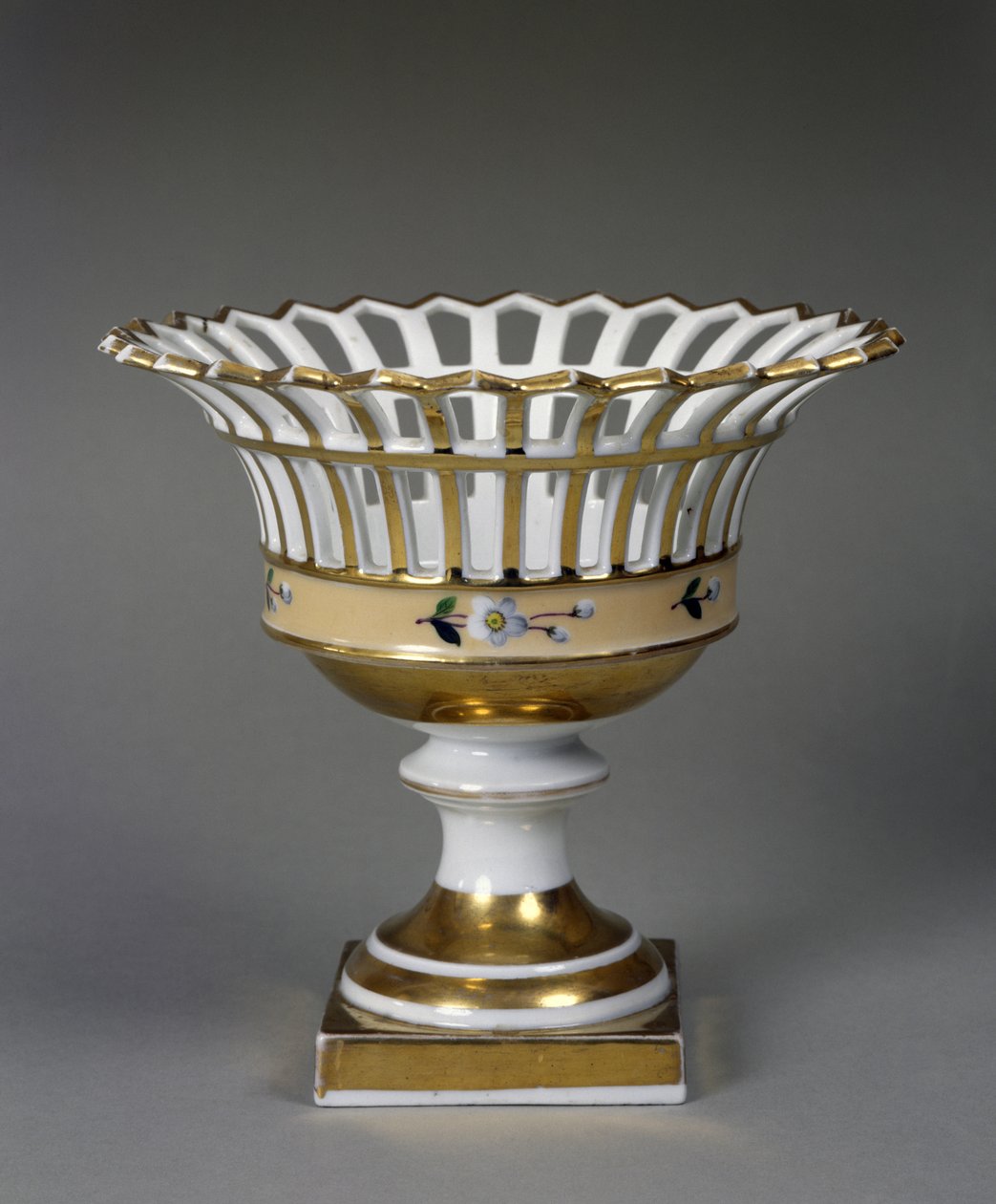 Gyümölcskosár, c. 1826-1838 (kemény paszta zománcozott és aranyozott porcelán) alkotó: Tucker China Factory