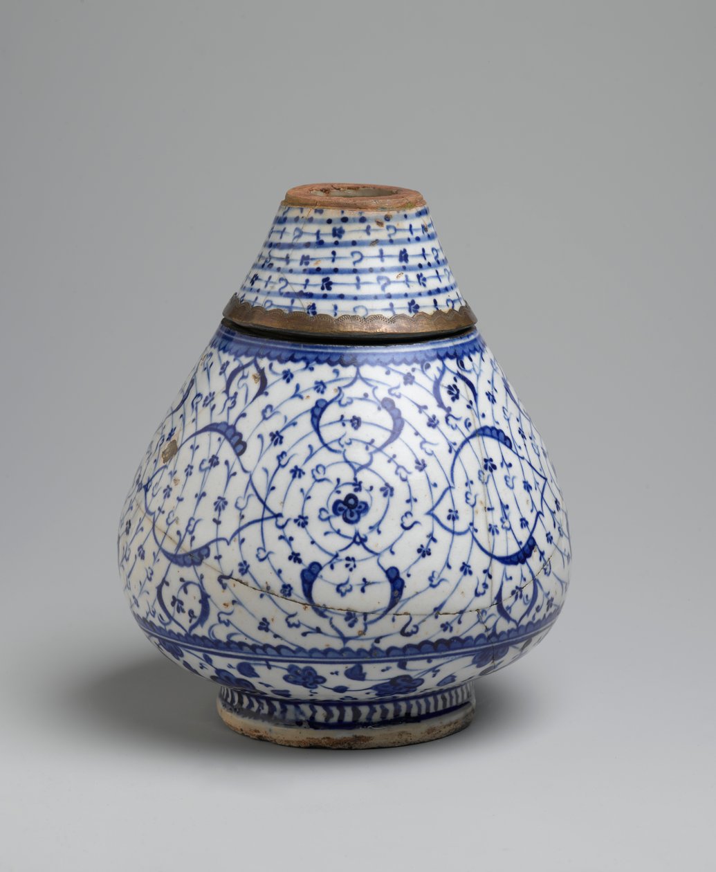 Két részből álló lombik "aranyszarv" vagy Tugrakes motívummal, Iznik, 16. század eleje (kerámia) alkotó: Turkish School