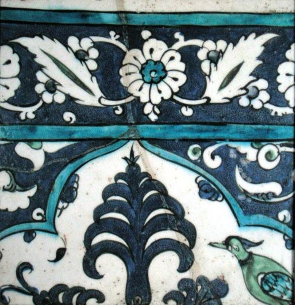 Iznik csempe virágmintával és szegéllyel (cserép, színes alátéttel) alkotó: Turkish School