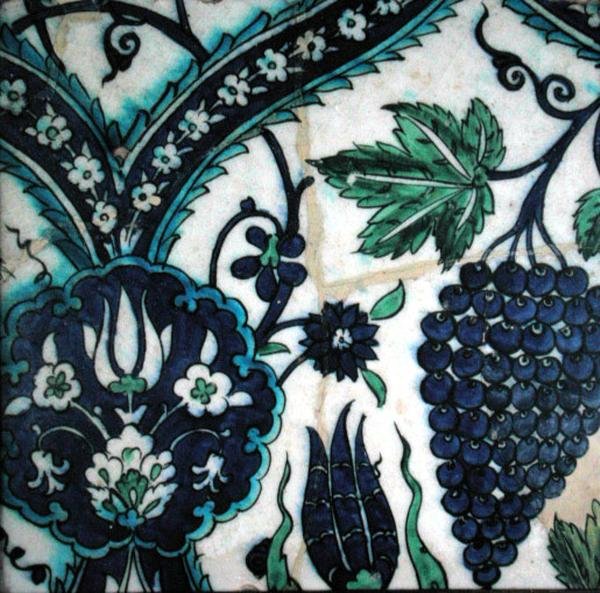 Iznik csempe virágokkal és egy fürt szőlővel (cserép, színes aláfestéssel) alkotó: Turkish School