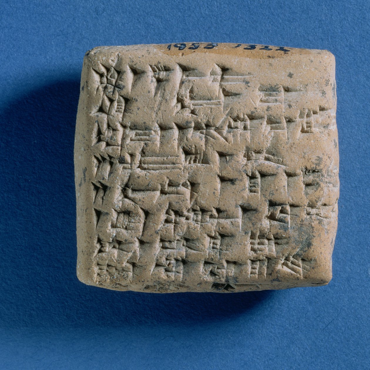Tábla gravírozott Tirirsama levelével, Niqmepa királynak, Atshanából, Kr.e. 14. század (sült agyag) alkotó: Turkish School