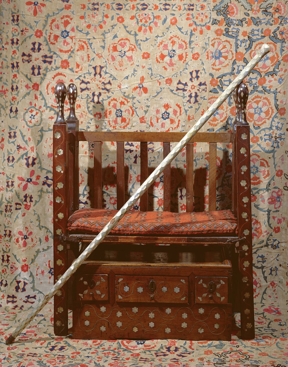 A Kapidgi Bachi-bot és a trón (fa, textil és gyöngyház) alkotó: Turkish School