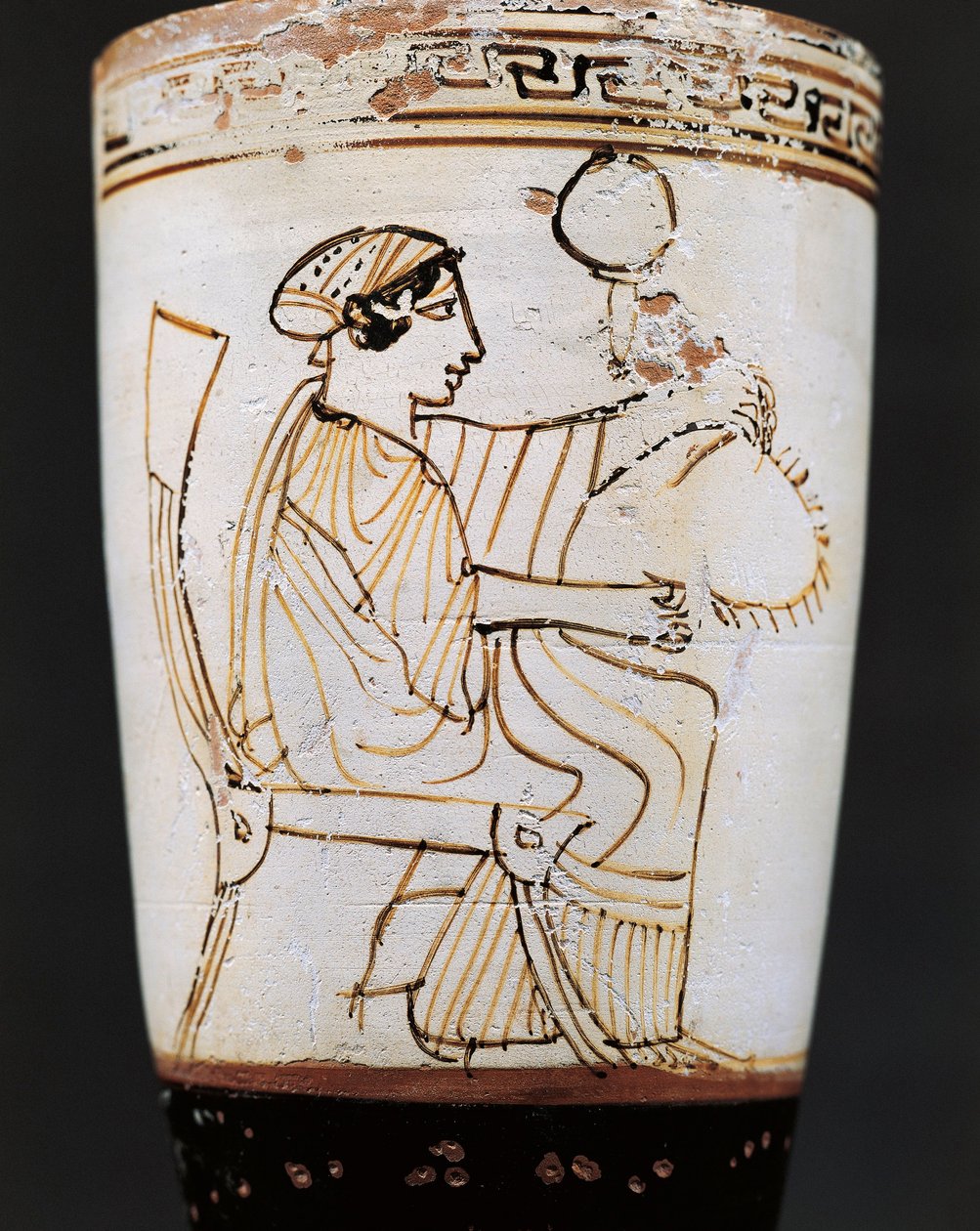Lekythos, a Tymbos festőjének tulajdonított olajos kulacs, koronát fonó nőt ábrázol, Kr. e. 5. század. alkotó: Tymbos Painter (attr. to)
