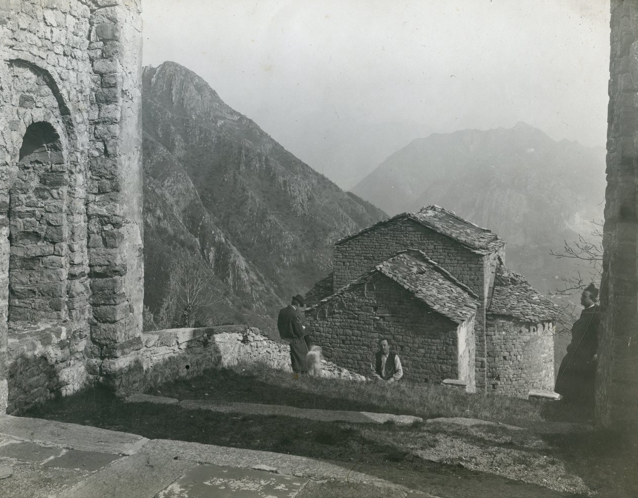 San Pietro al Monte apátság, Civate, Lombardia, Olaszország, Ugo Monneret de Villard fotója, 1910 körül. alkotó: Ugo Monneret de Villard