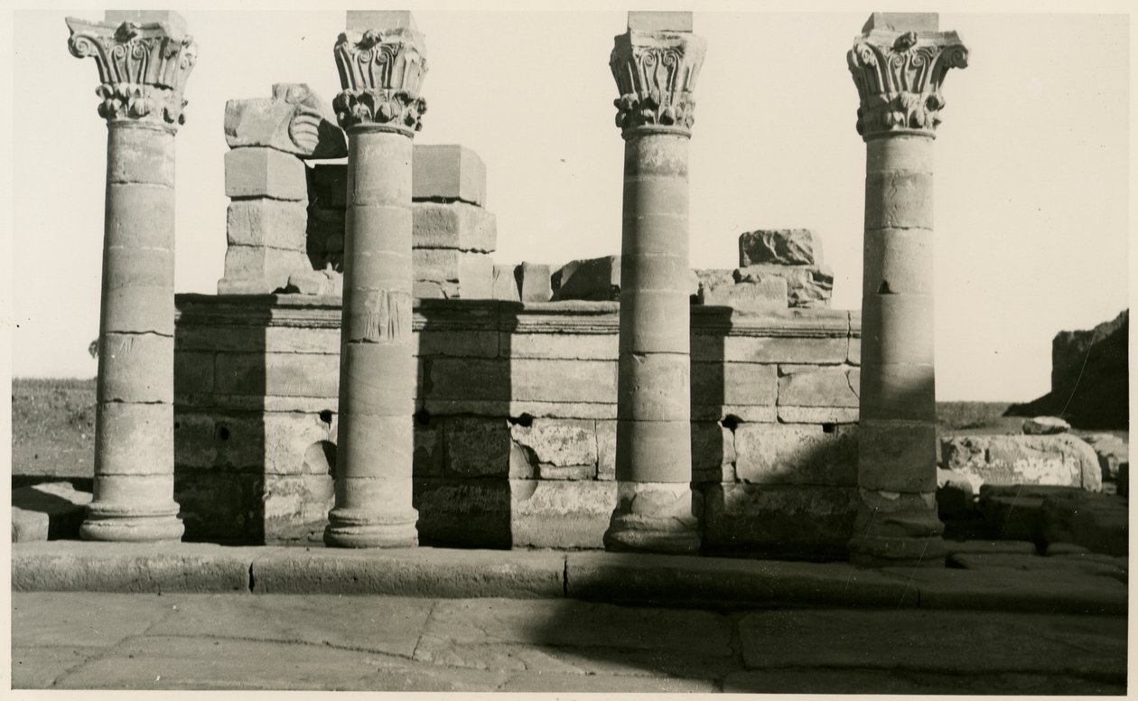 A római nimfaház oszlopcsarnoka, Dendera, Egyiptom, Ugo Monneret de Villard fotója. alkotó: Ugo Monneret de Villard