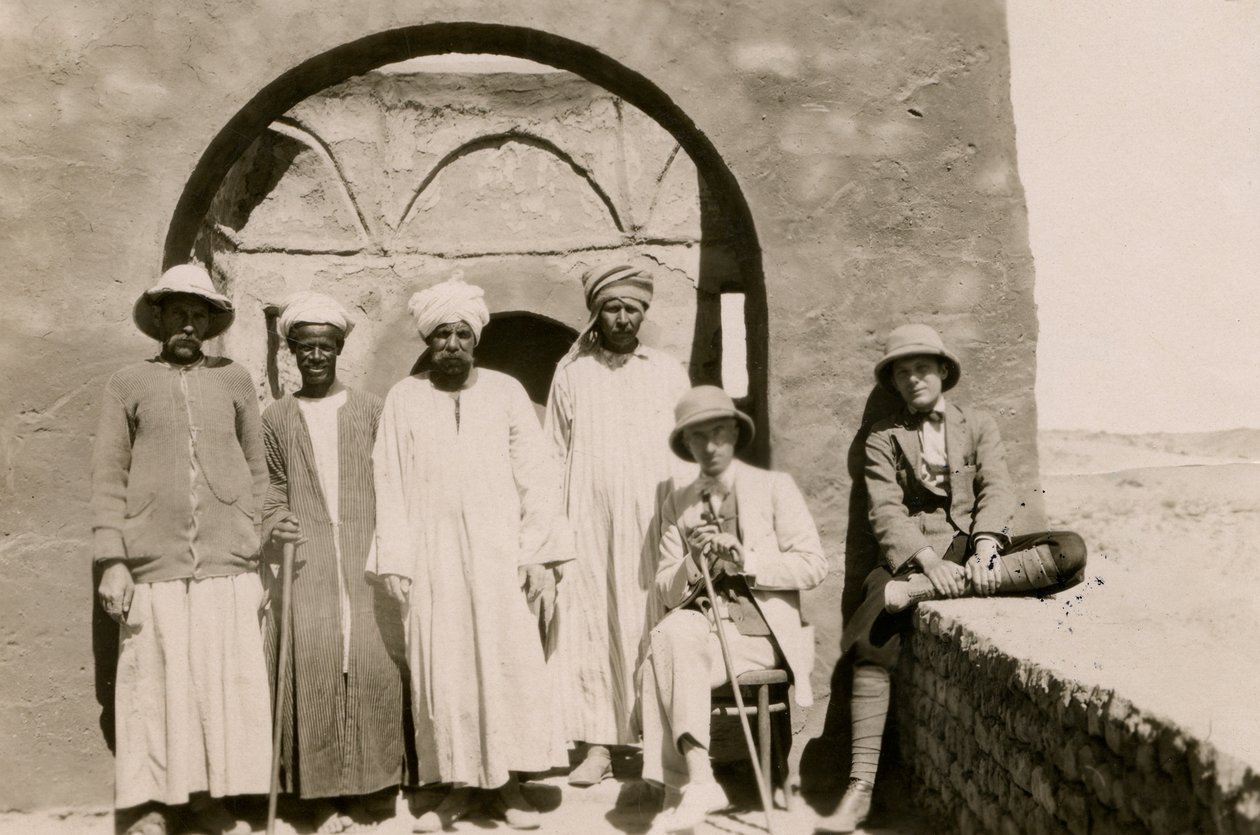 Négy munkás, Ferdinando Reggiori építész és Ugo Monneret de Villard régész a Szent Simeon kolostorban, Asszuán, Egyiptom, fotó: Ugo Monneret de Villard alkotó: Ugo Monneret de Villard