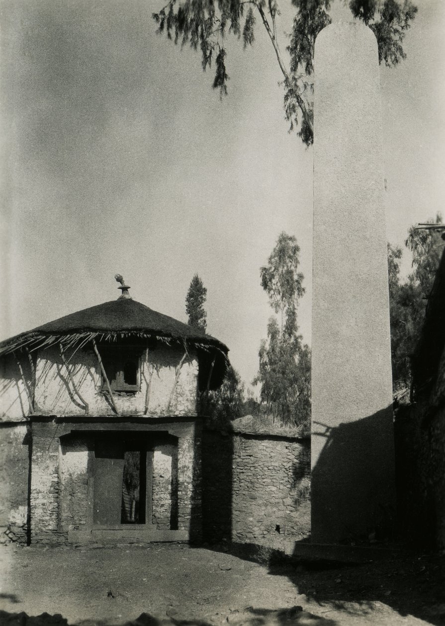 Ház a sztélé mellett, Axum, Etiópia, Ugo Monneret de Villard fotója. alkotó: Ugo Monneret de Villard